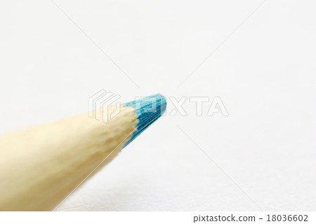 一支色的鉛筆的技巧的宏觀照片 18036602