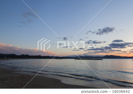 夕陽是烏拉甦的景象 18036642