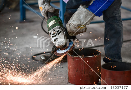 Electric wheel grinding on steel pipe 18037177