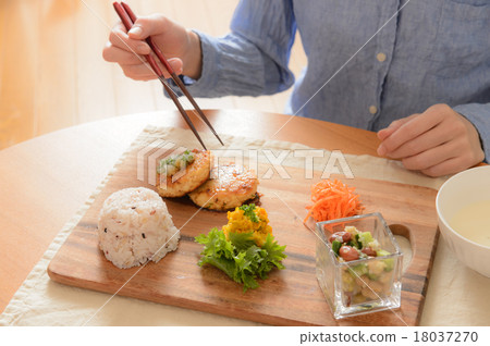 一個在咖啡館吃午飯的女人 一個在咖啡館吃午飯的女人 18037270