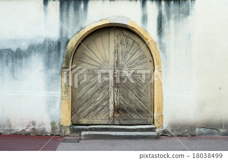 Old wooden door from medieval era found in Alsace Old wooden door from medieval era found in Alsace 18038499