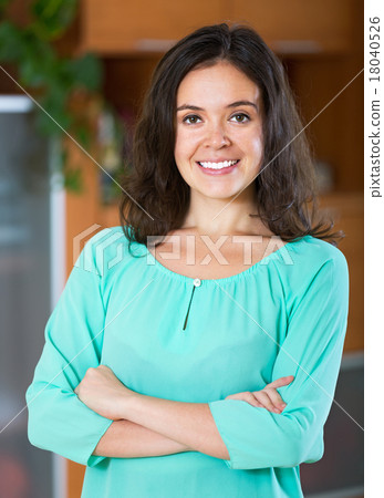 smiling brunette 18040526