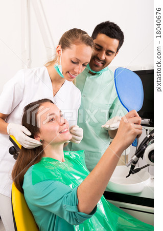 Female patient at the dentist 18040676