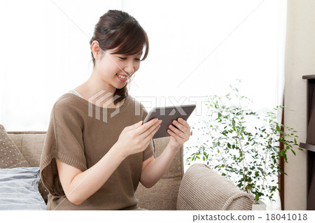 Female Tablet Video Watching E-book Reading Private 18041018