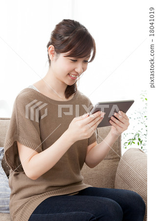 Female Tablet Video Watching E-book Reading Private 18041019