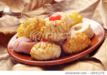 panellets, typical pastries of Catalonia, Spain 18041278