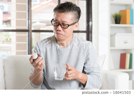 Man eating supplement 18041503