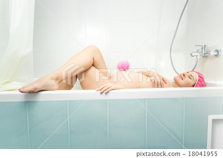 young pregnant woman lying in bath 18041955