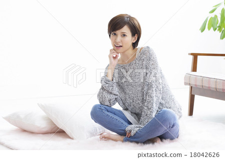 young woman      18042626