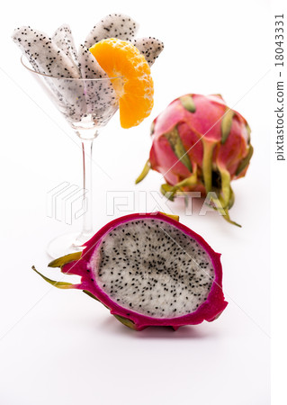 Longitudinal section of a Pitaya. 18043331