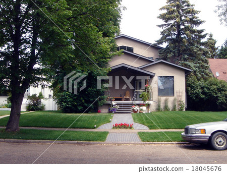 Exterior photo of one detached house 18045676