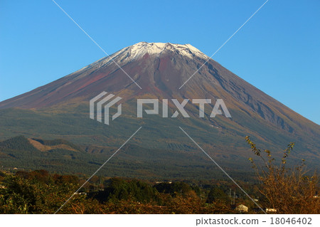 富士山的第一個雪冠 18046402