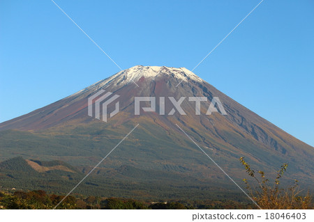 Mt. Fuji's first crown of snow 18046403