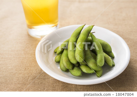 edamame and beer 18047804