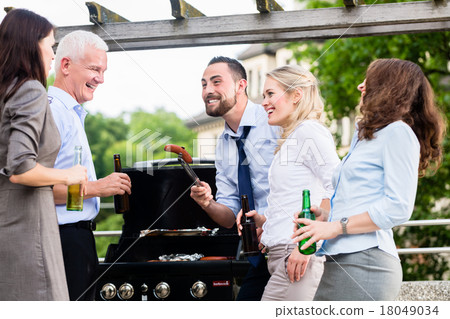 Office colleagues drinking beer after work 18049034