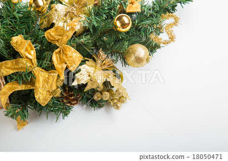Tree branches with golden baubles 18050471