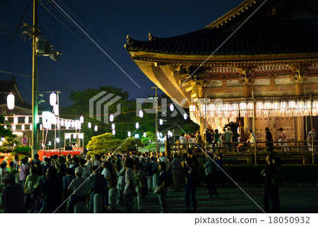 每年夏天在四天王寺舉行的後托盤“Kikusu Maru”的Bon舞蹈 18050932