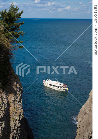 Yobuko's sea and a pleasure boat 18051293