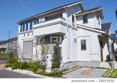 Newly-built detached house Newly-built detached house 18051656