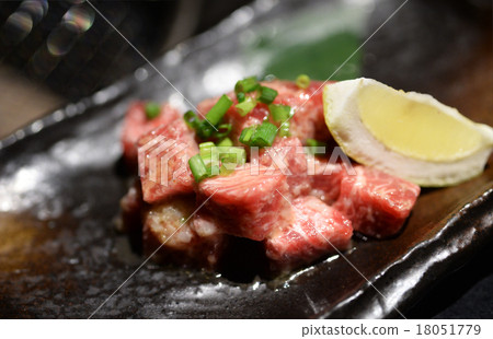 烤肉醃製的Yakiniku鬆散的骰子 18051779