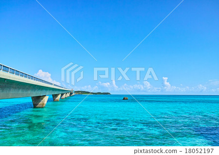 翡翠綠的海洋和伊克巴橋 翡翠綠的海洋和伊克巴橋 18052197