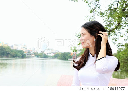 越南女子湖邊 18053077