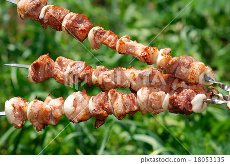 Meat slices prepare on fire 18053135
