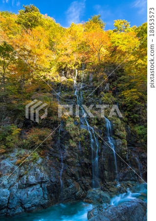 Rock walls and mountain streams of autumnal leaves of Cross Leaves in Minamiuonuma City, Niigata Prefecture 18053573