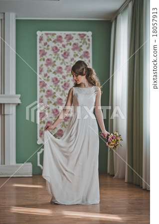 Fine dress on the girl 2692. 18057913