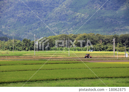 Late summer farmland Late summer farmland 18062875