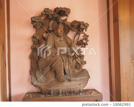 A statue of wooden sculpture in the lamp house of Funabashi Ogasumiya A statue of wooden sculpture in the lamp house of Funabashi Ogasumiya 18062991