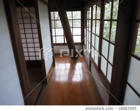 Corridor of the old lamp room in the precinct of Funabashi Ojinomiya Corridor of the old lamp room in the precinct of Funabashi Ojinomiya 18062995