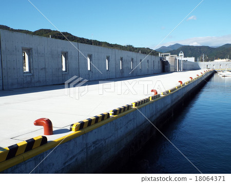 We set up a tide bar for measures against tidal wave and storm surge 18064371