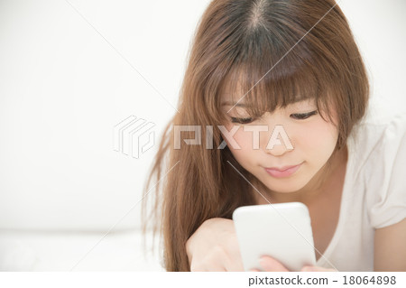 Smartphone (bed) in room wear Smartphone (bed) in room wear 18064898