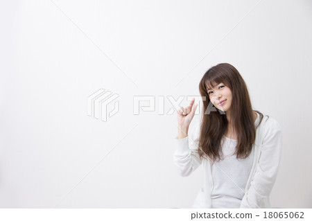 Room wear (white back) 18065062