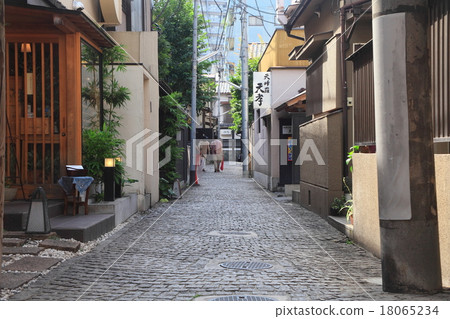 在神樂坂（石頭路面）的後街上行走的遊客（夫婦/情侶）的照片 18065234