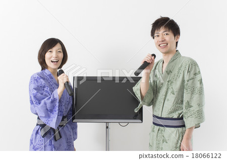 Karaoke in a hot spring 18066122