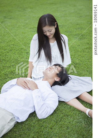 Young men and women couple 18069141