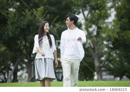 Young men and women couple Young men and women couple 18069223
