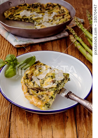 Spinach e green asparagus omelette Spinach e green asparagus omelette 18070447