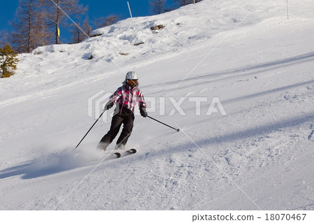 Skiing 18070467