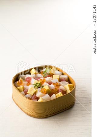 Luxurious bara chirashi sushi with plenty of seafood 18071142