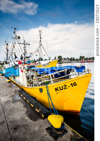 Old fishing boats in Jastarnia, Poland. 18071623