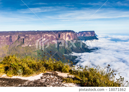 View from the Roraima tepui on Kukenan tepui 18071862