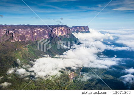 View from the Roraima tepui on Kukenan tepui  18071863
