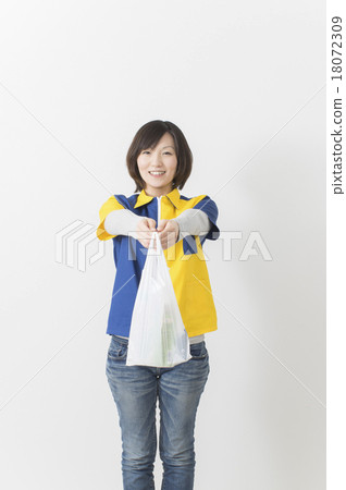 A convenience store clerk 18072309