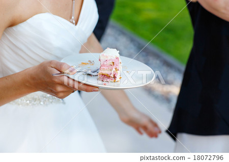 Bride holding delicious wedding cake 18072796