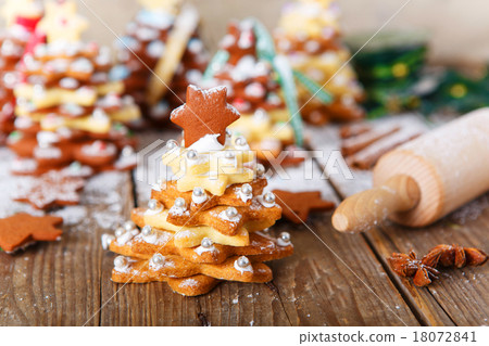 Homemade baked Christmas gingerbread tree on vintage wooden back 18072841