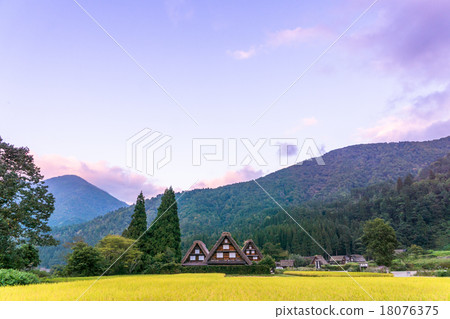 秋天黃昏的白川鄉[Inaho和建築定居點落戶] 18076375