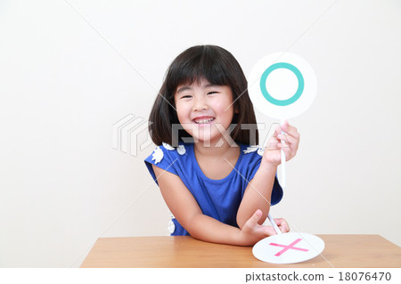 女孩抱著○ 18076470